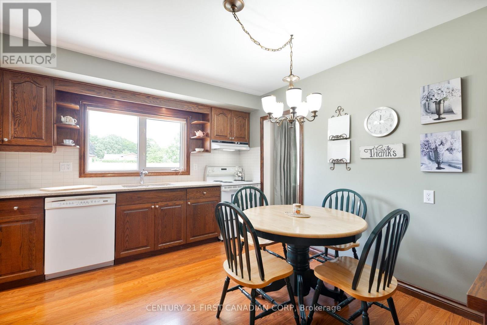 135 Downing Crescent, London South (South S), Ontario  N6C 3C7 - Photo 18 - X12369789