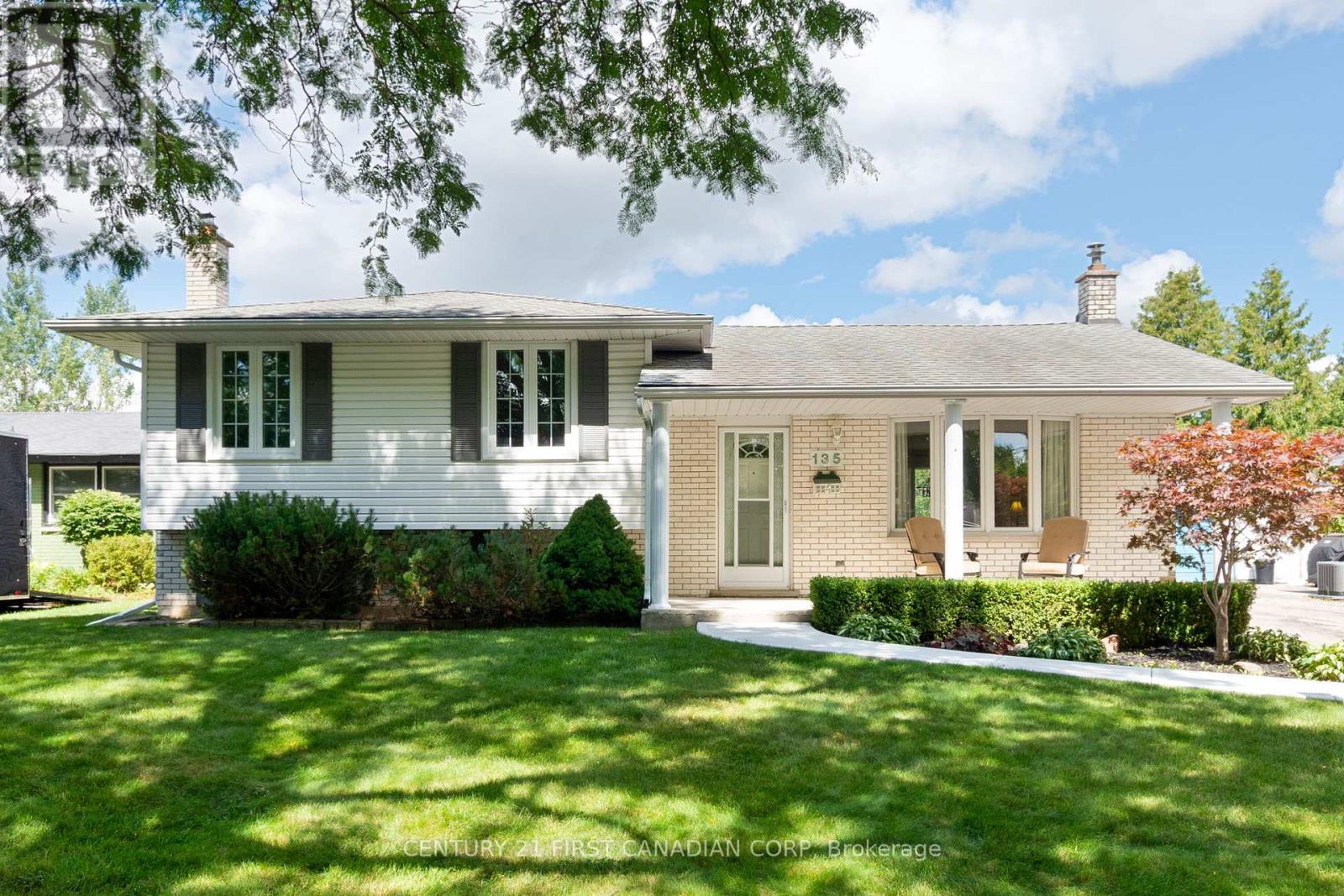 135 Downing Crescent, London South (South S), Ontario  N6C 3C7 - Photo 2 - X12369789