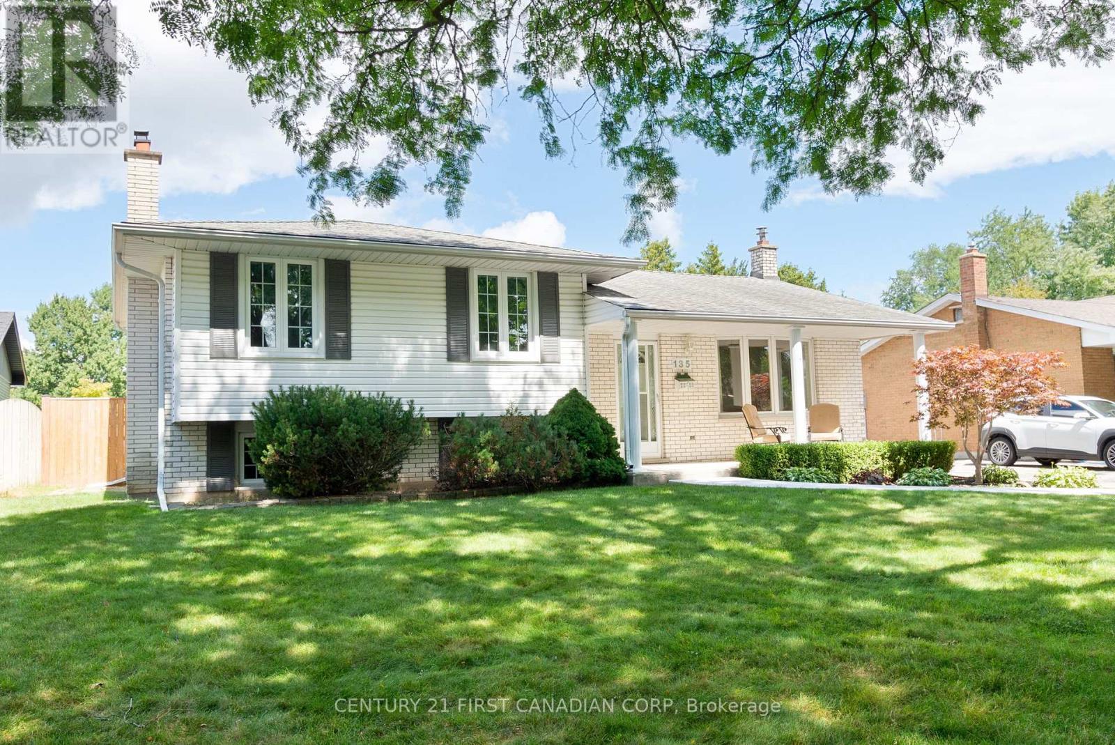 135 Downing Crescent, London South (South S), Ontario  N6C 3C7 - Photo 3 - X12369789