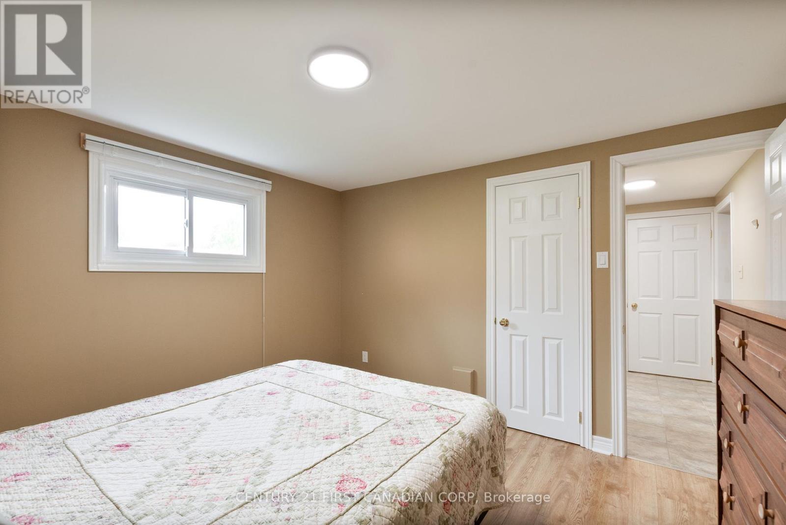 135 Downing Crescent, London South (South S), Ontario  N6C 3C7 - Photo 31 - X12369789