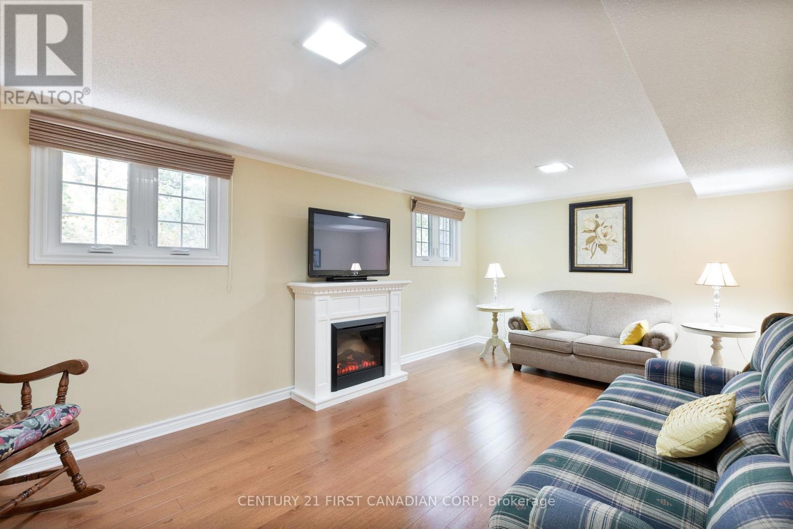 135 Downing Crescent, London South (South S), Ontario  N6C 3C7 - Photo 32 - X12369789