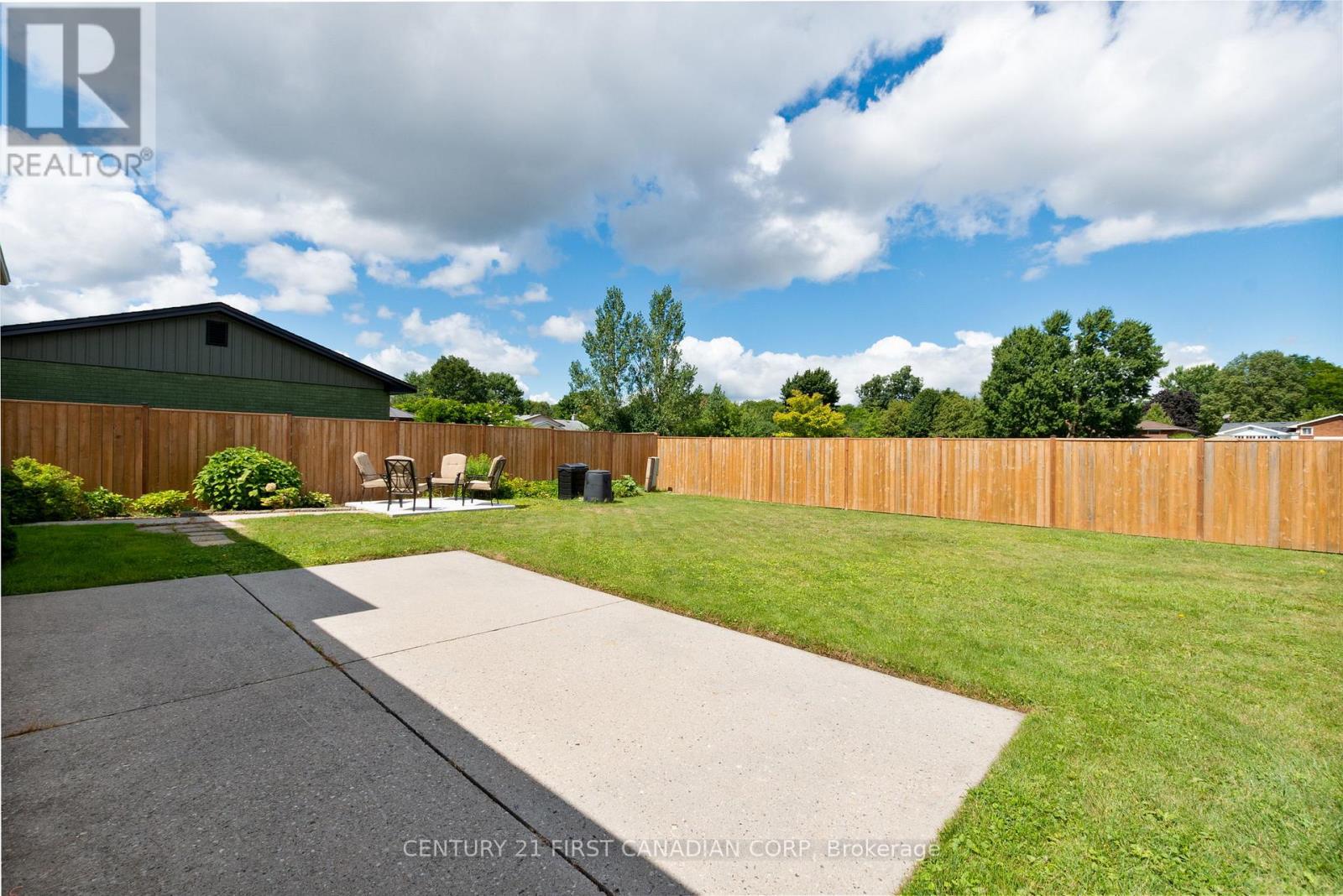 135 Downing Crescent, London South (South S), Ontario  N6C 3C7 - Photo 37 - X12369789