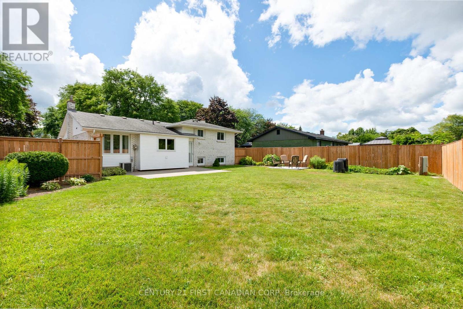135 Downing Crescent, London South (South S), Ontario  N6C 3C7 - Photo 38 - X12369789