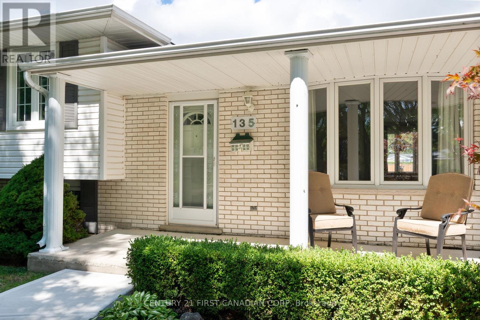135 Downing Crescent, London South (South S), Ontario  N6C 3C7 - Photo 4 - X12369789