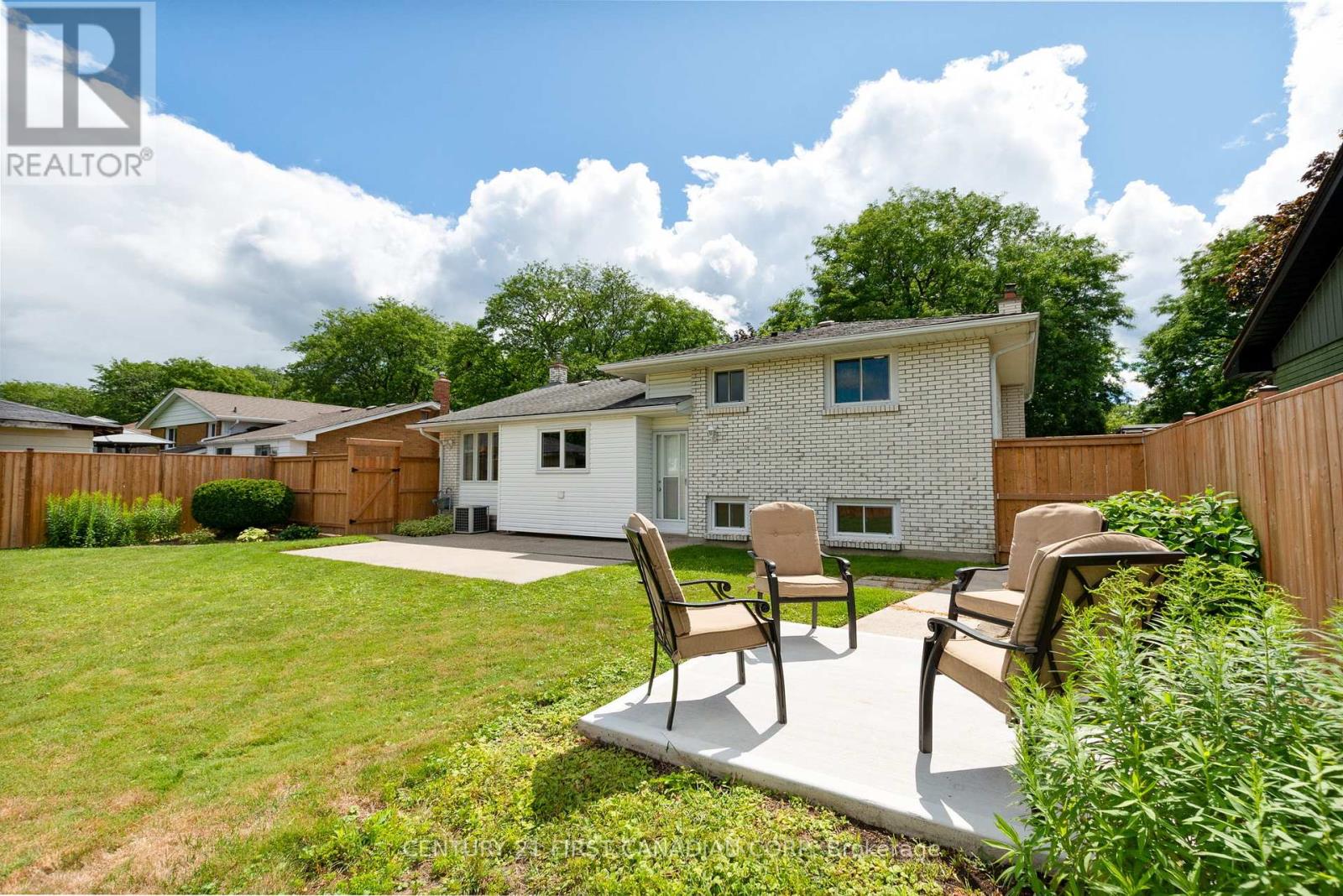 135 Downing Crescent, London South (South S), Ontario  N6C 3C7 - Photo 40 - X12369789