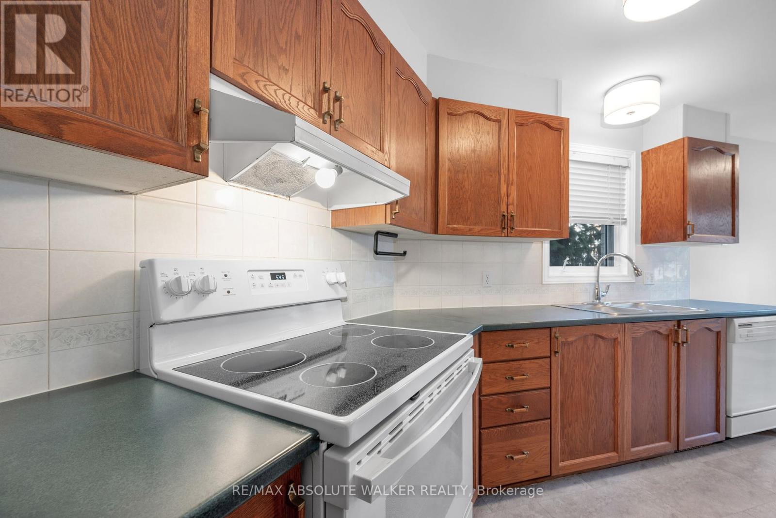 1673 Locksley Lane, Ottawa, Ontario  K1J 1B6 - Photo 7 - X12369767
