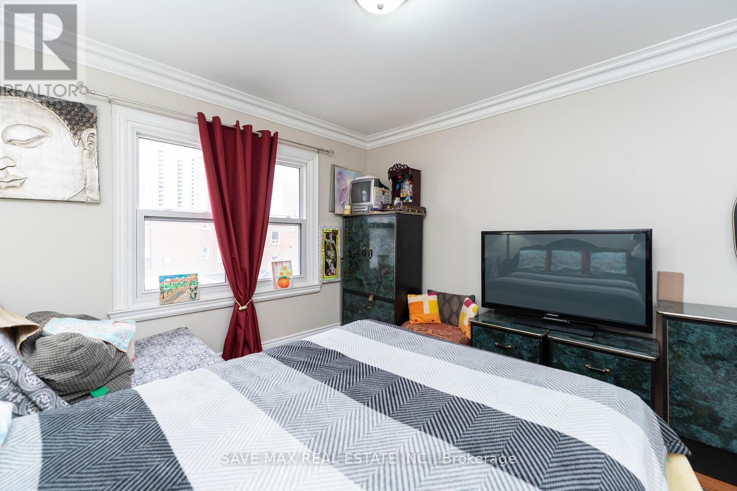 73 Buttonwood Avenue, Toronto, Ontario  M6M 2H9 - Photo 13 - W12369769