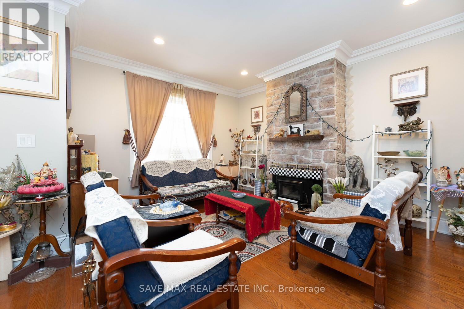 73 Buttonwood Avenue, Toronto, Ontario  M6M 2H9 - Photo 6 - W12369769