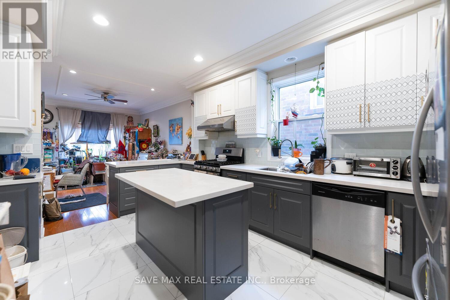 73 Buttonwood Avenue, Toronto, Ontario  M6M 2H9 - Photo 9 - W12369769