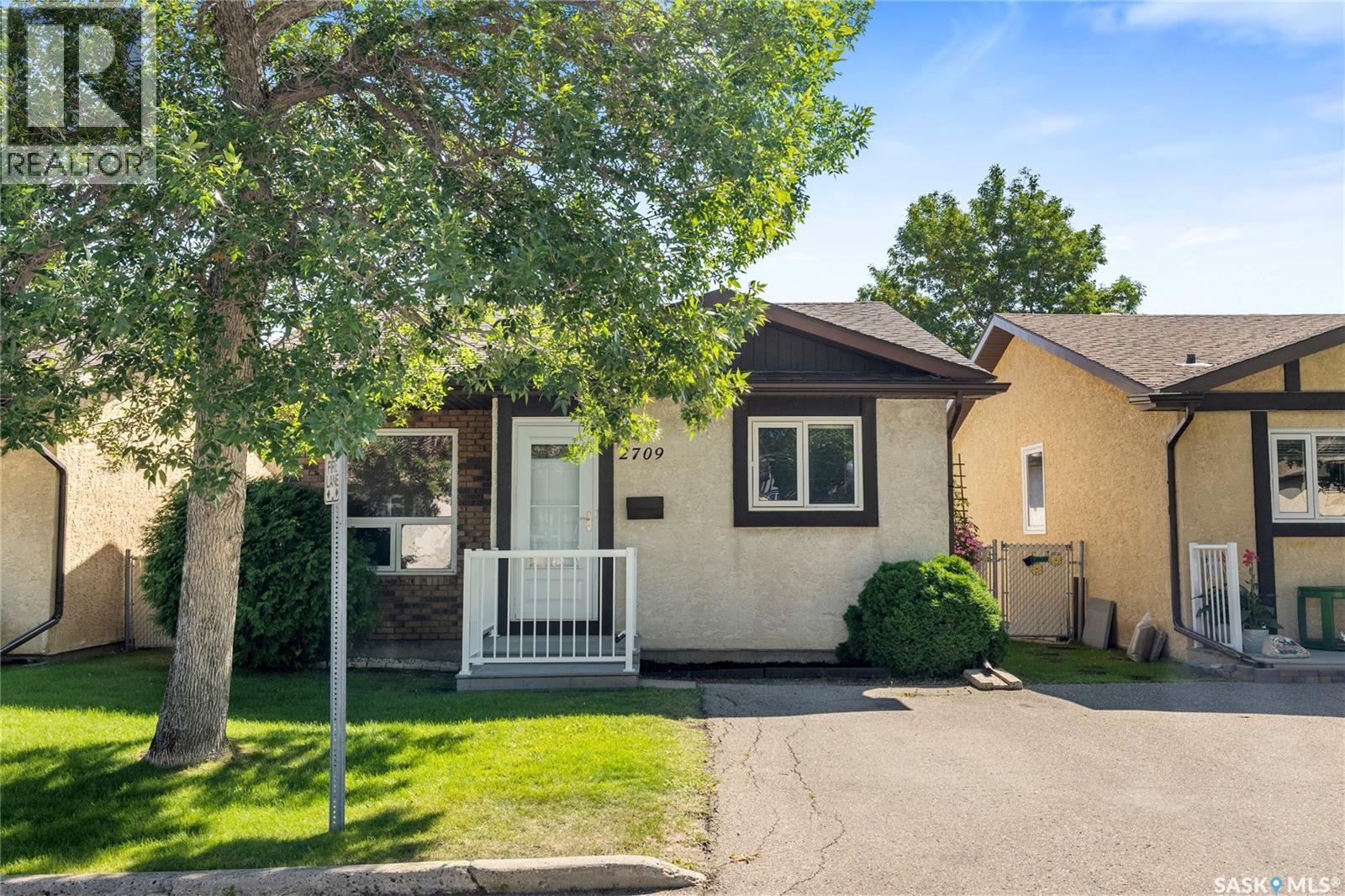 2709 MEADOW LANE E, Regina, Saskatchewan