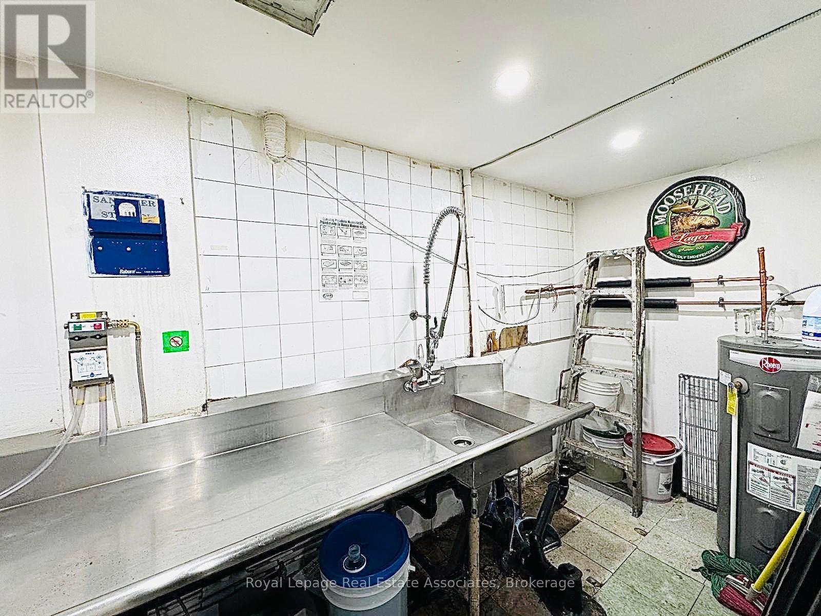 Main Level - 286 Eglinton Avenue W, Toronto, Ontario  M4R 1B2 - Photo 18 - C12369341