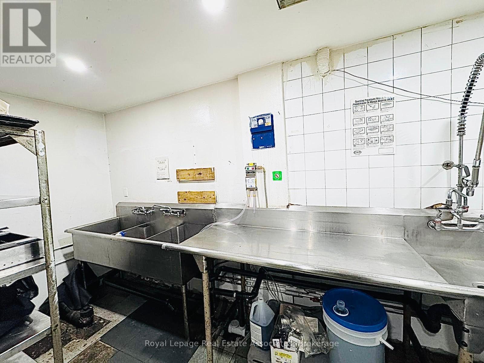 Main Level - 286 Eglinton Avenue W, Toronto, Ontario  M4R 1B2 - Photo 19 - C12369341