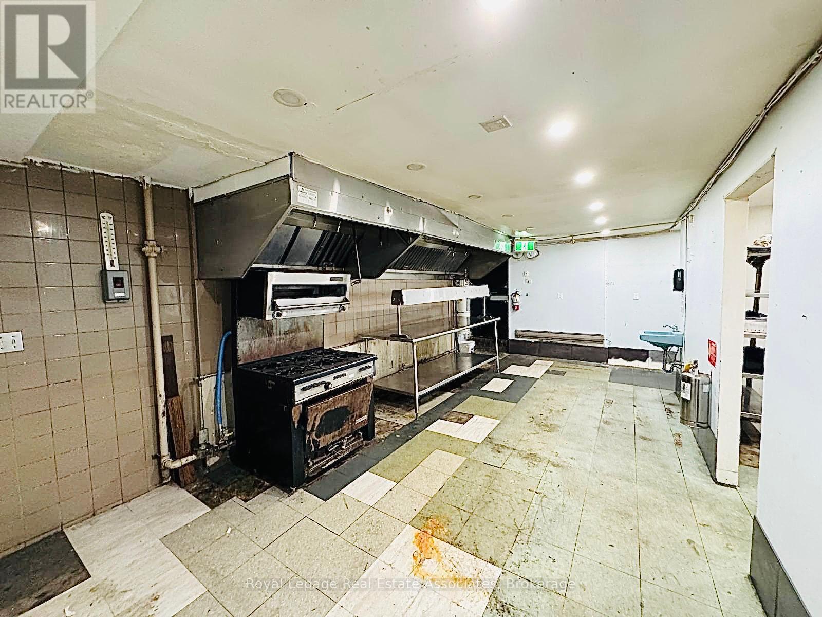Main Level - 286 Eglinton Avenue W, Toronto, Ontario  M4R 1B2 - Photo 20 - C12369341