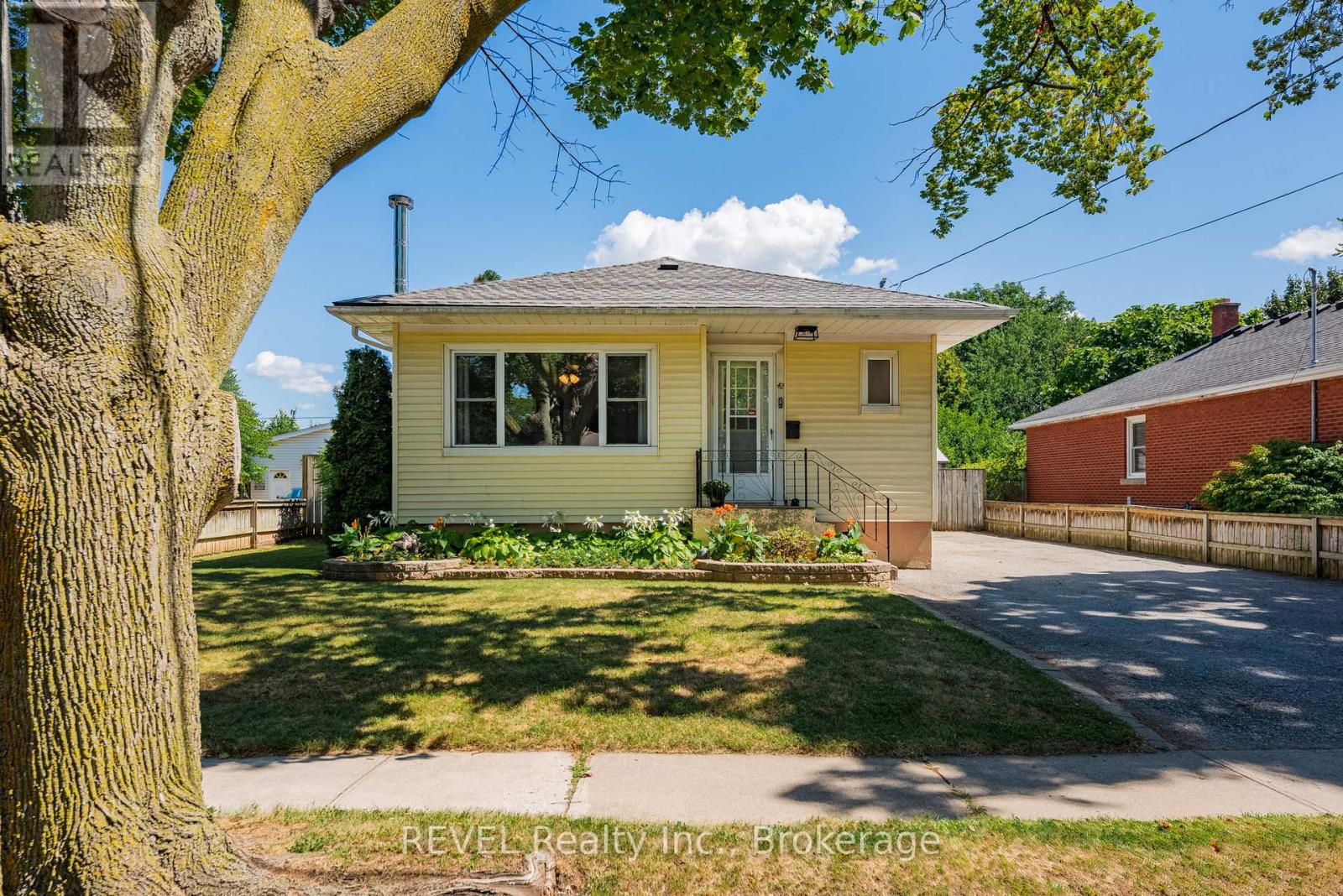 42 Dunkeld Avenue, St. Catharines, Ontario  L2M 4A6 - Photo 2 - X12369993