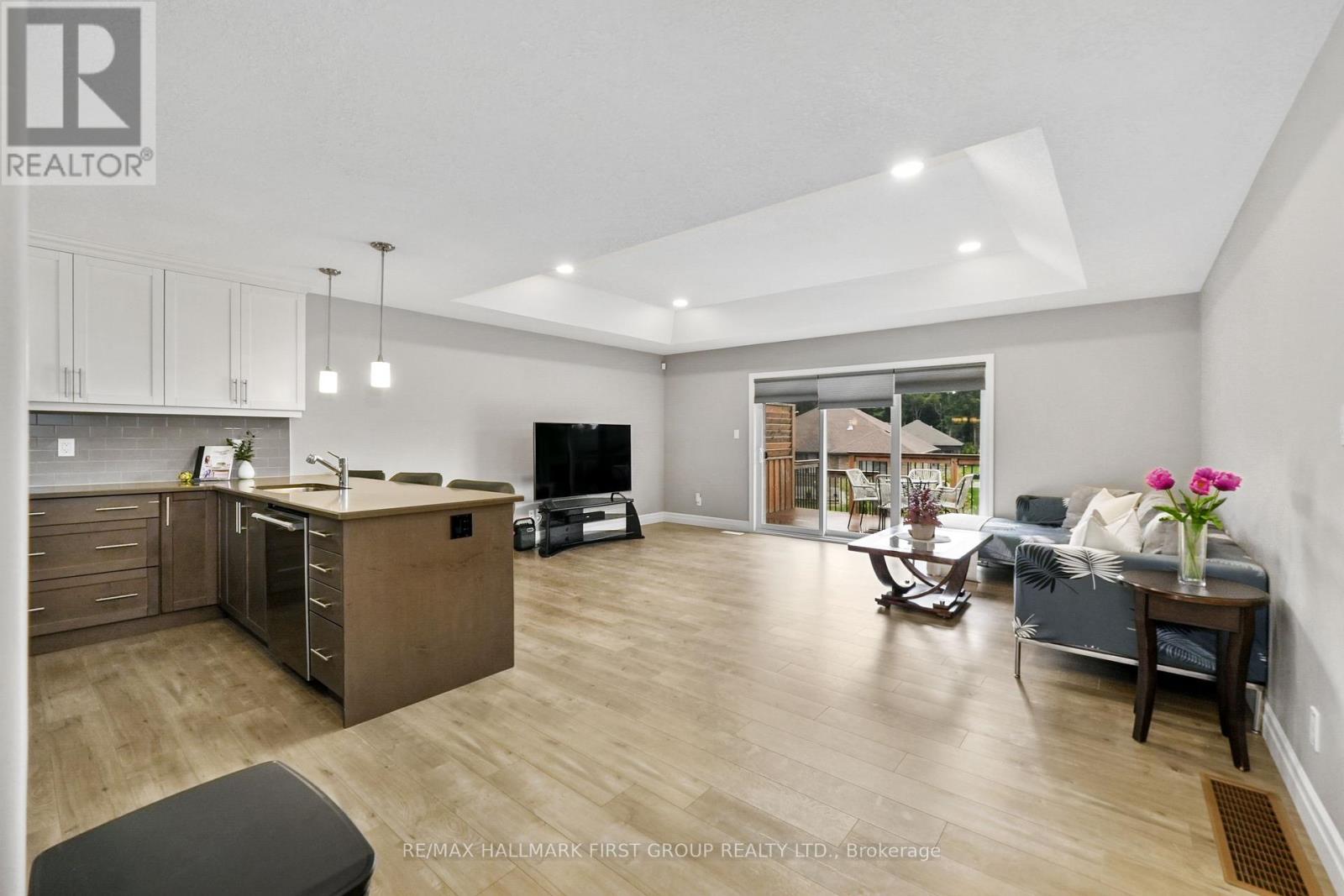44 Liberty Crescent, Quinte West, Ontario  K8V 0G2 - Photo 5 - X12369881