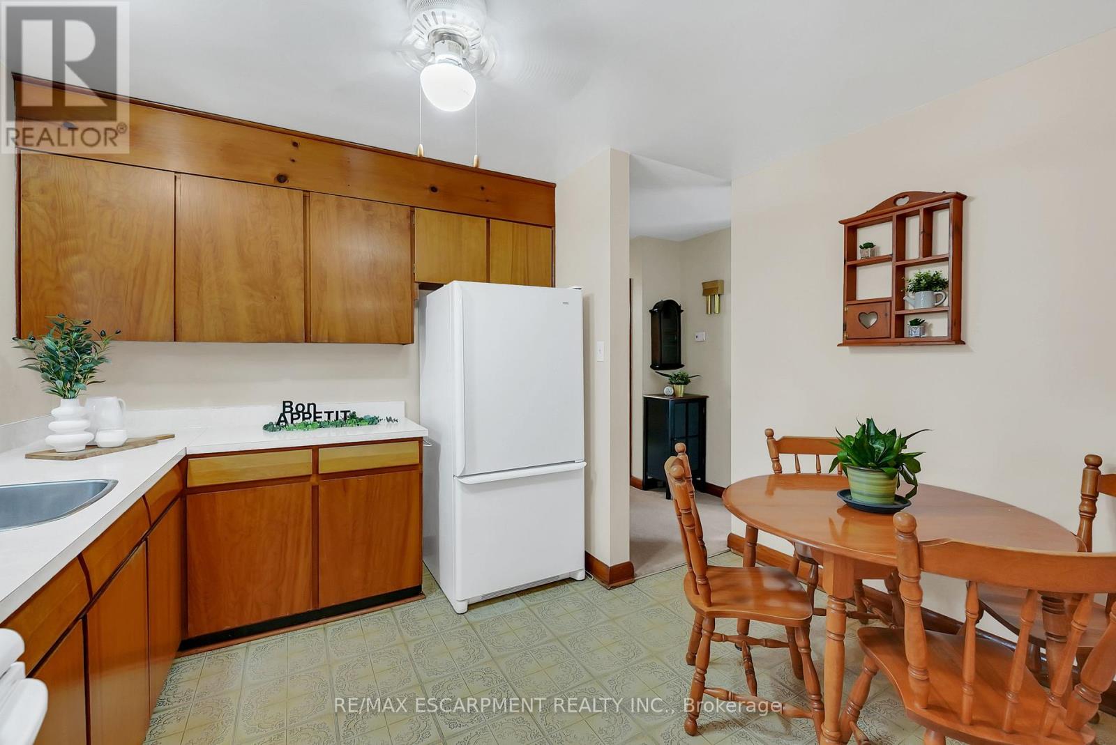 11 Kelson Avenue N, Grimsby, Ontario  L3M 4C6 - Photo 7 - X12369889