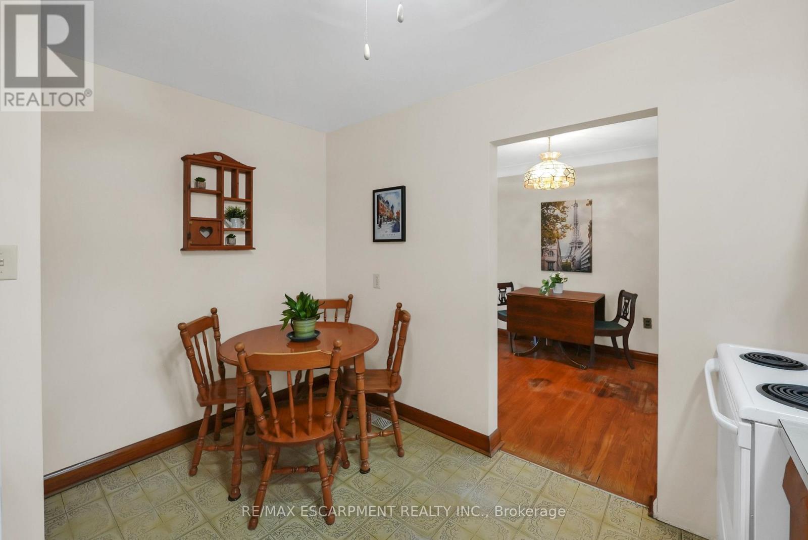 11 Kelson Avenue N, Grimsby, Ontario  L3M 4C6 - Photo 8 - X12369889