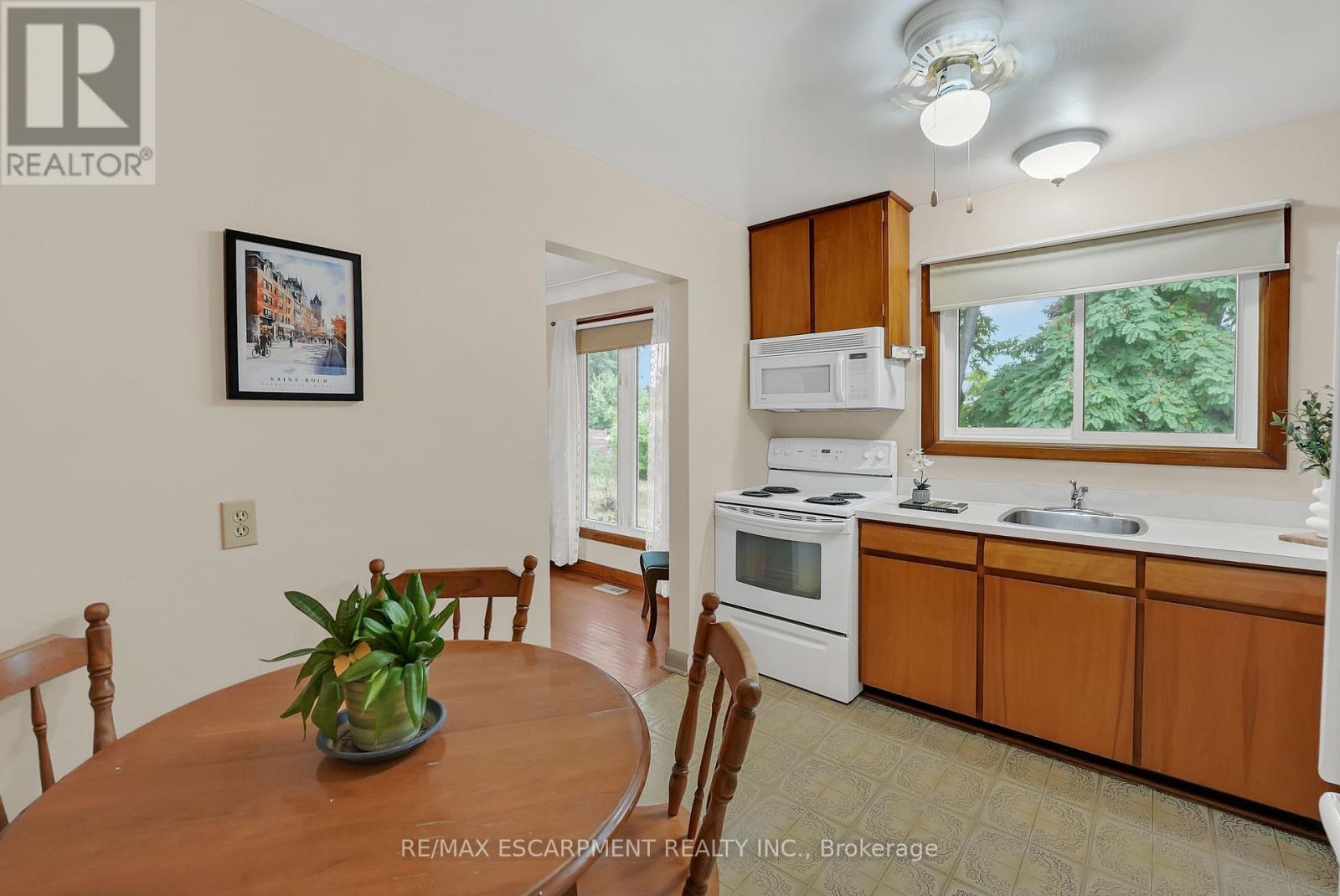 11 Kelson Avenue N, Grimsby, Ontario  L3M 4C6 - Photo 9 - X12369889