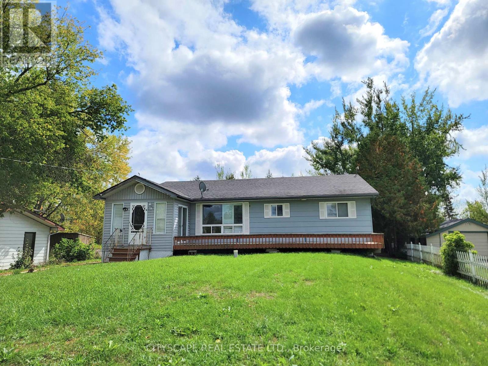 34 Robinson Avenue, Kawartha Lakes, Ontario  K0M 2B0 - Photo 2 - X12369909