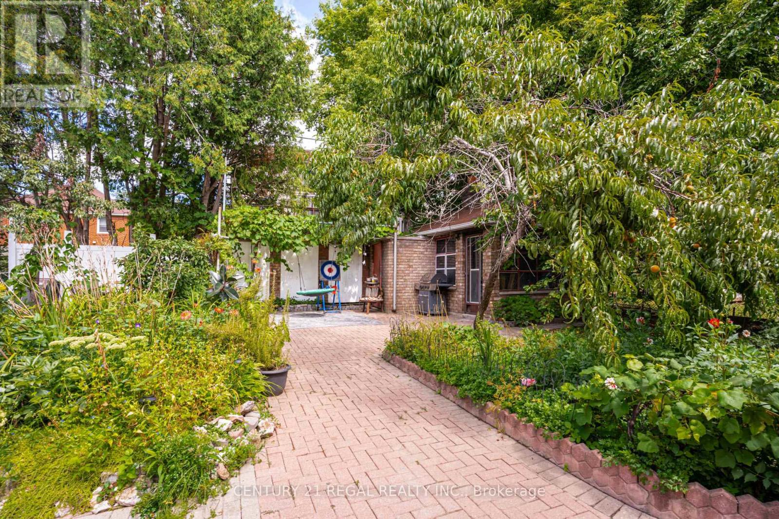 52 Ranee Avenue, Toronto (Englemount-Lawrence), Ontario  M6A 1M9 - Photo 12 - C12370037
