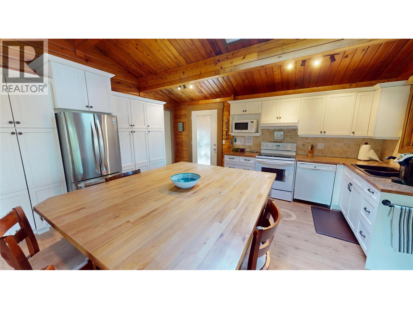 110 Indian Beach Road, Windermere, British Columbia  V0B 2L2 - Photo 3 - 10360981
