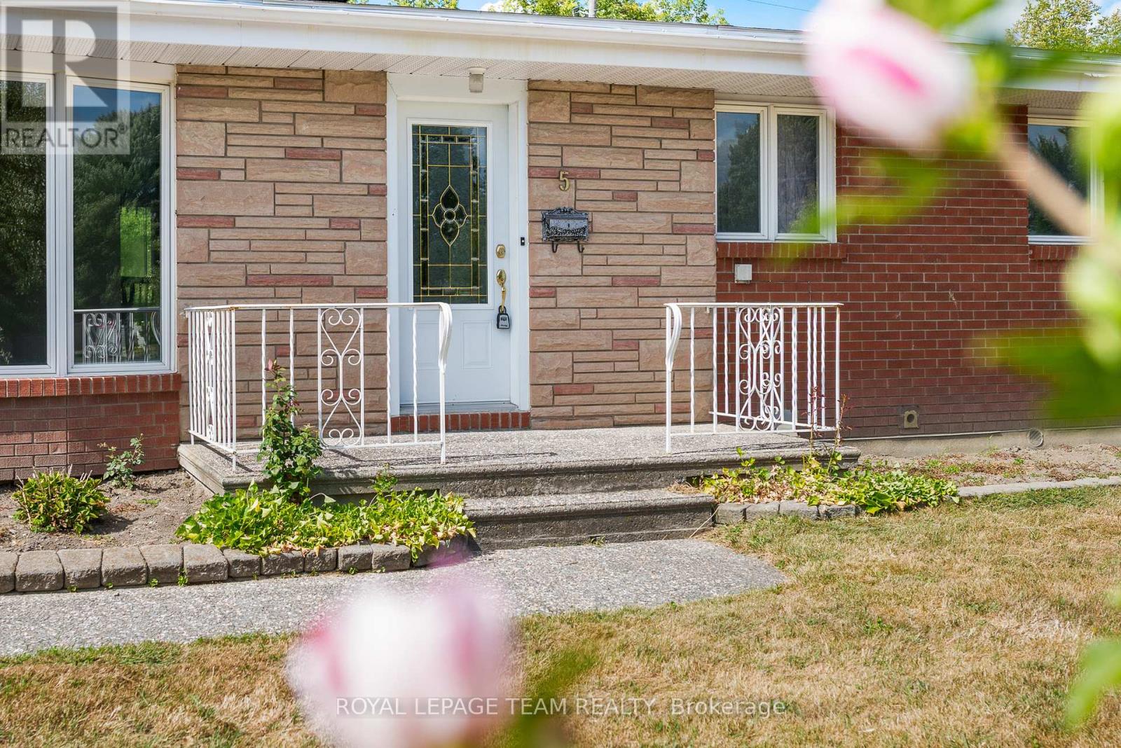 5 Spring Garden Avenue, Ottawa, Ontario  K2G 3B1 - Photo 4 - X12370094