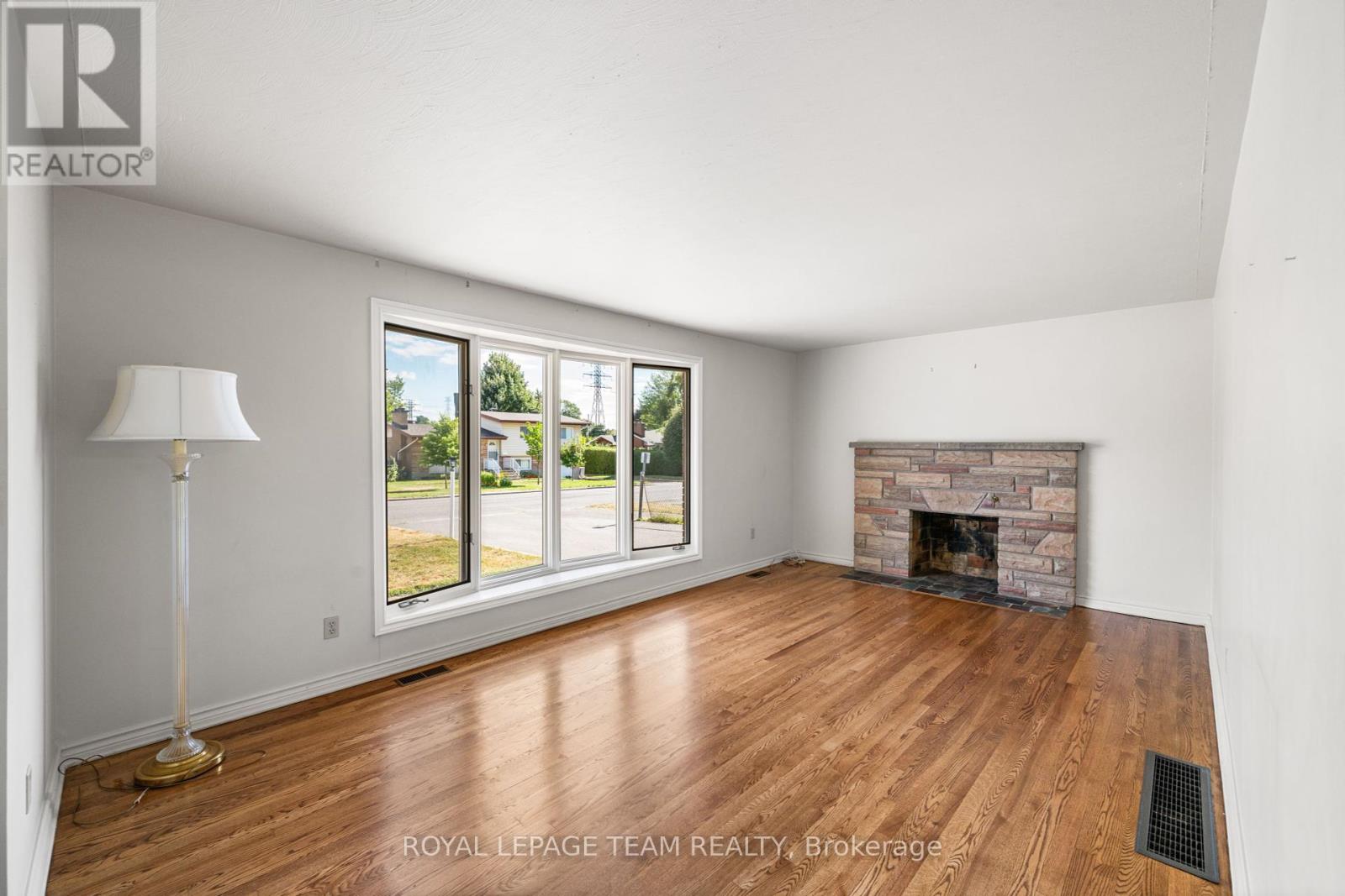 5 Spring Garden Avenue, Ottawa, Ontario  K2G 3B1 - Photo 6 - X12370094