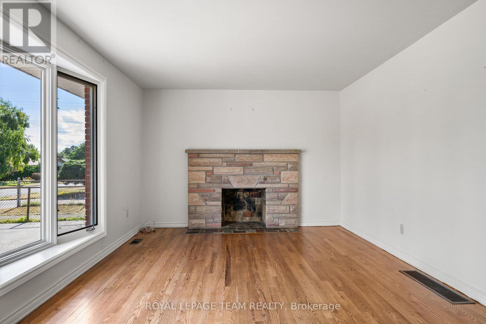 5 Spring Garden Avenue, Ottawa, Ontario  K2G 3B1 - Photo 7 - X12370094