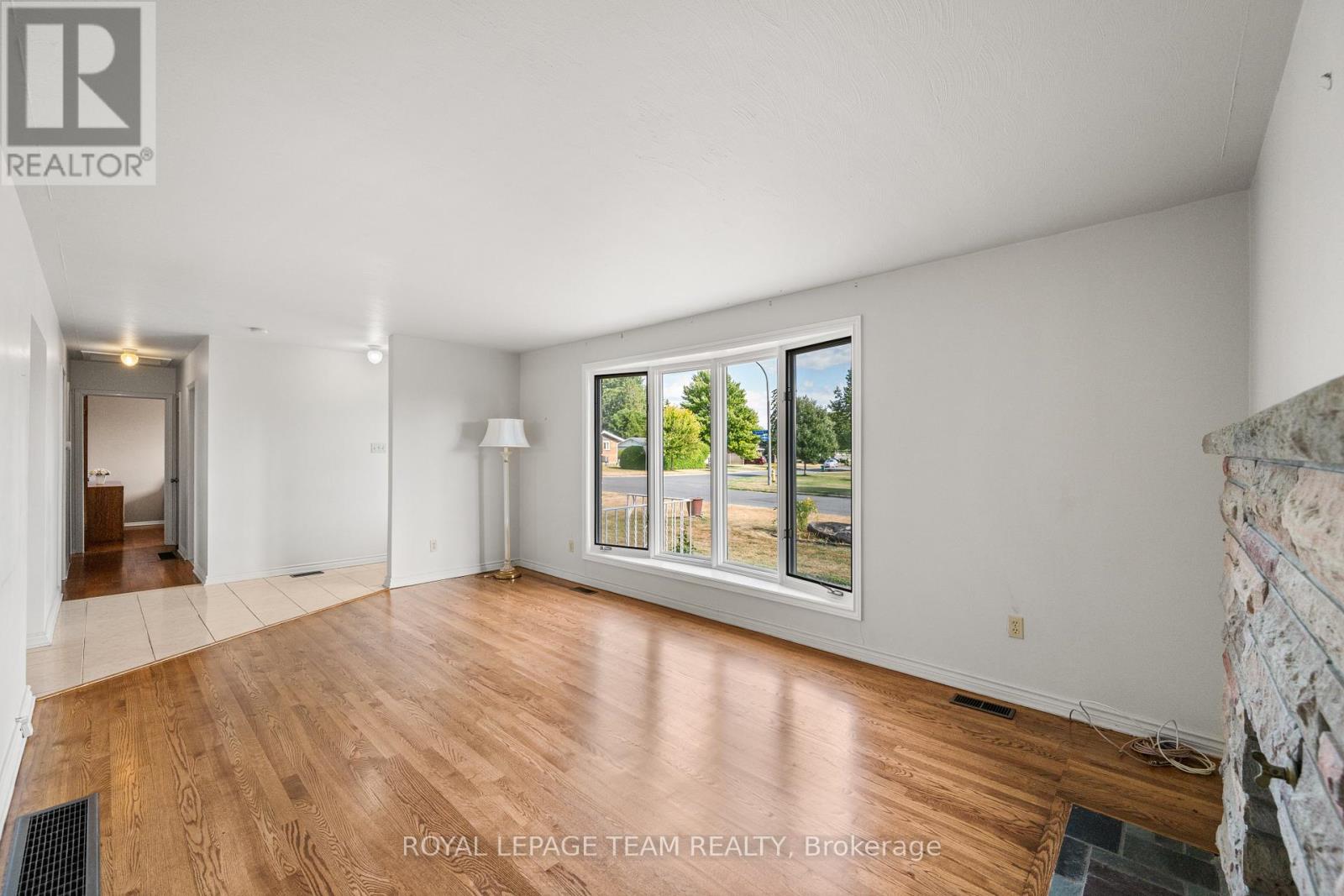 5 Spring Garden Avenue, Ottawa, Ontario  K2G 3B1 - Photo 8 - X12370094