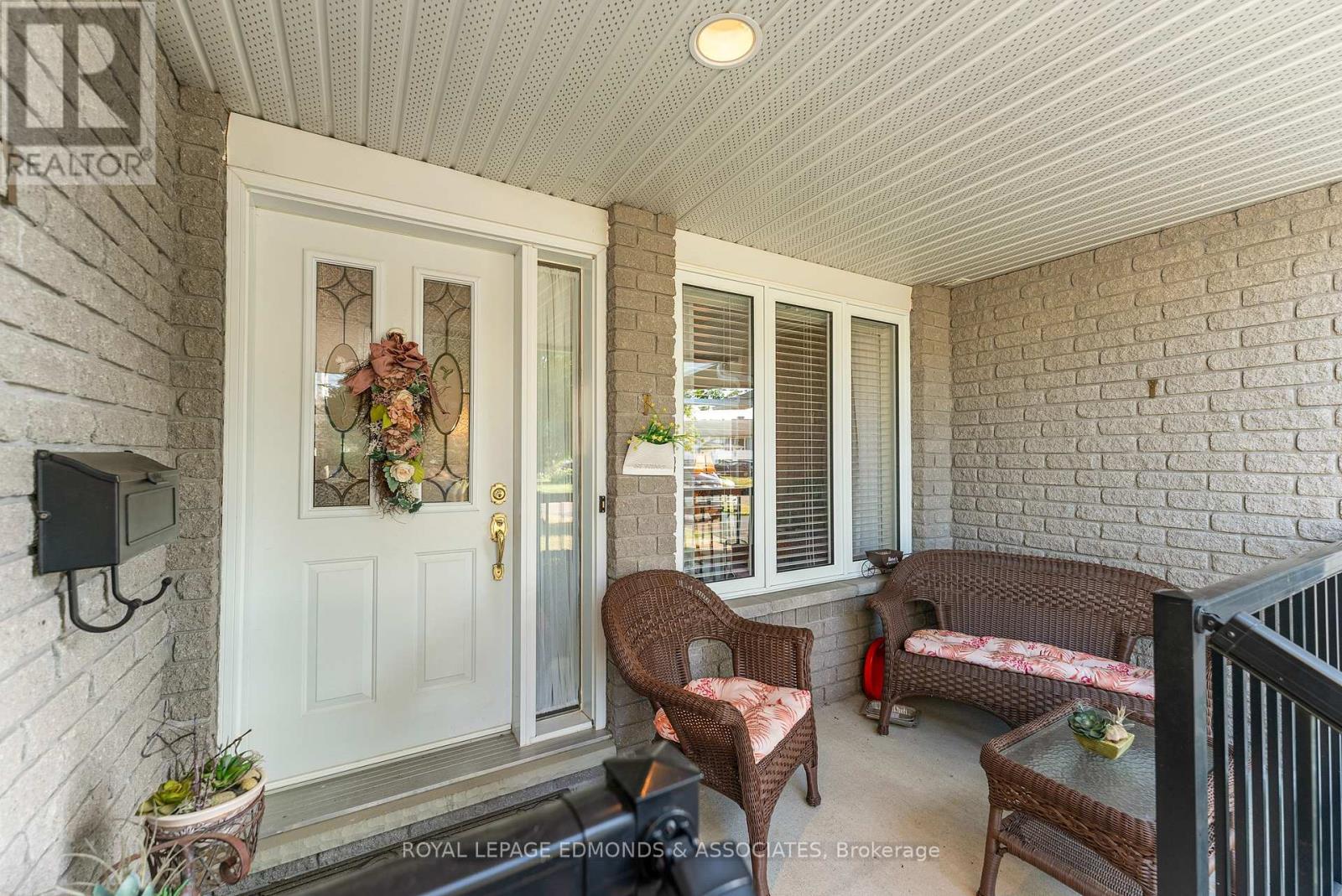 385 Morris Street, Pembroke, Ontario  K8A 8P4 - Photo 2 - X12370144