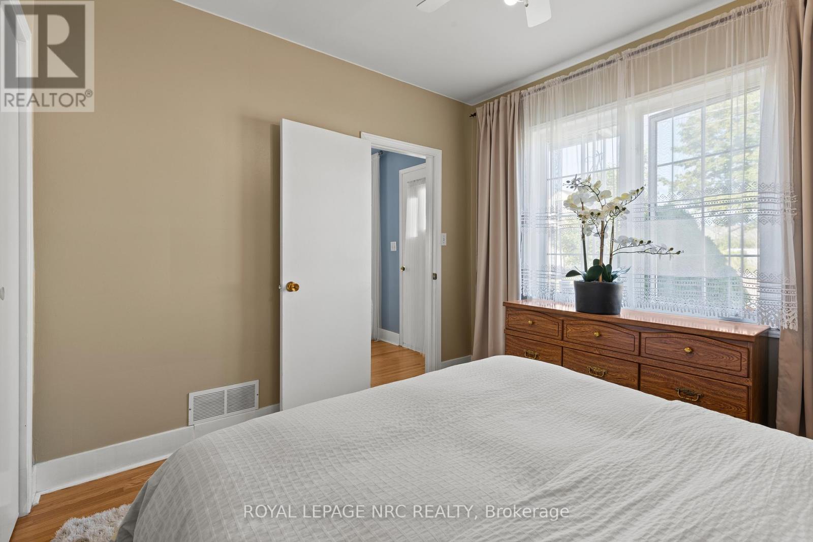 28 Augusta Avenue, St. Catharines, Ontario  L2M 5R2 - Photo 13 - X12370134