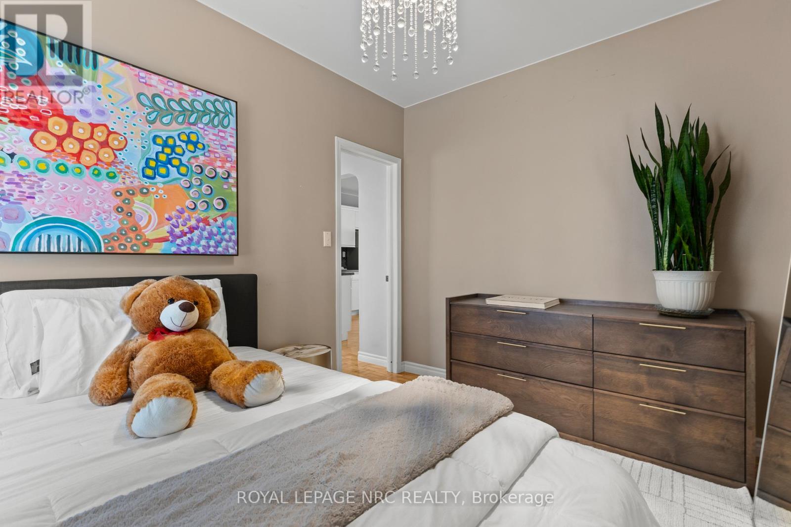 28 Augusta Avenue, St. Catharines, Ontario  L2M 5R2 - Photo 25 - X12370134
