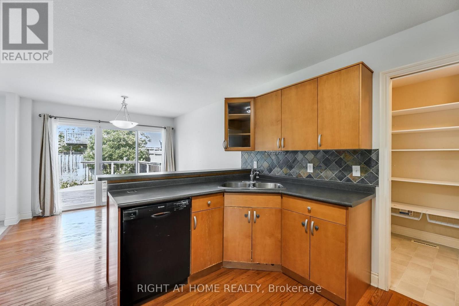 1578 Birchwood Drive, London South, Ontario  N6K 4X3 - Photo 8 - X12370065