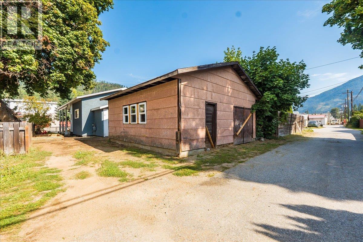 1918 Main Street, Fruitvale, British Columbia  V0G 1L0 - Photo 50 - 10360648