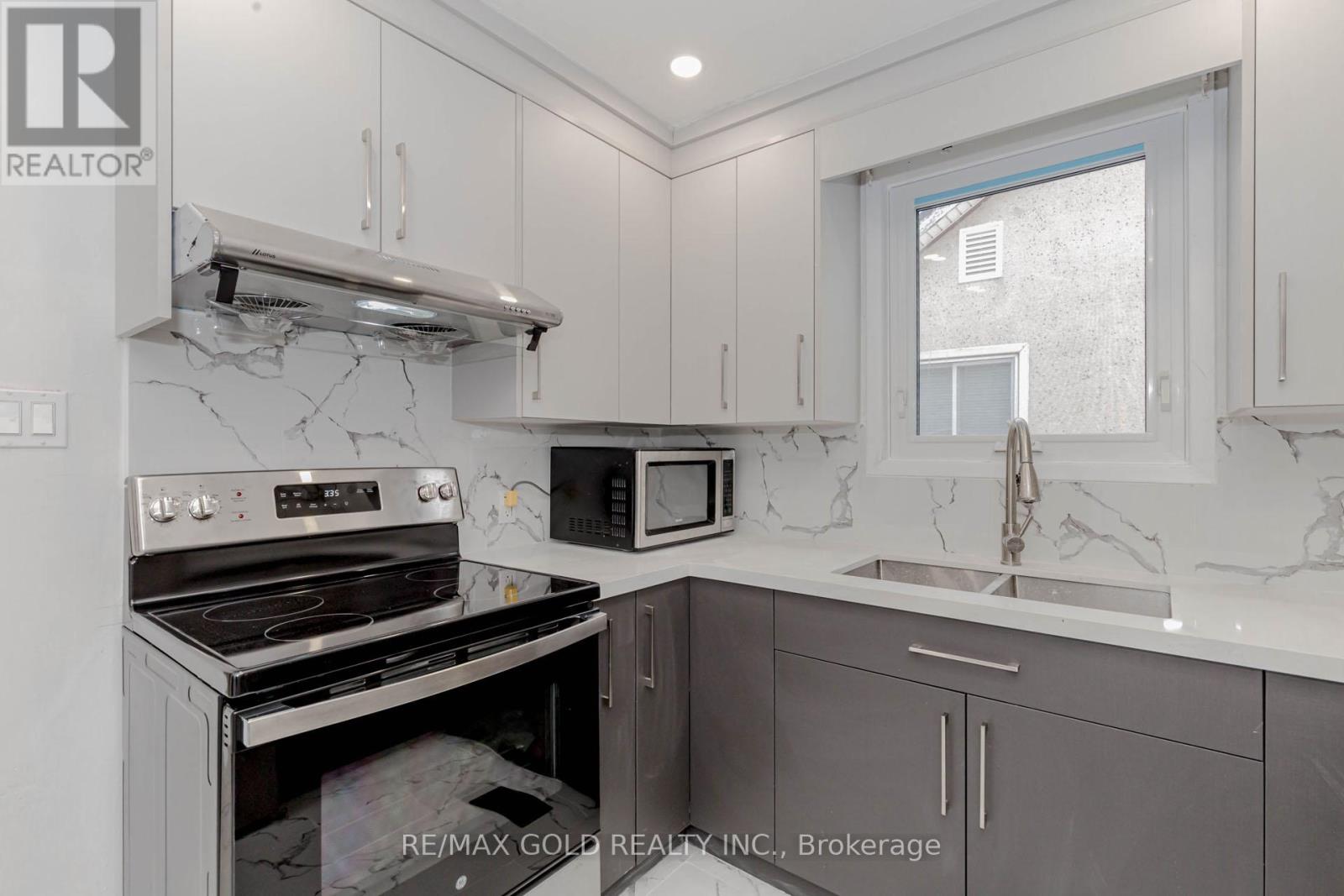 55 Hamilton Street, St. Catharines, Ontario  L2S 1K8 - Photo 5 - X12370049
