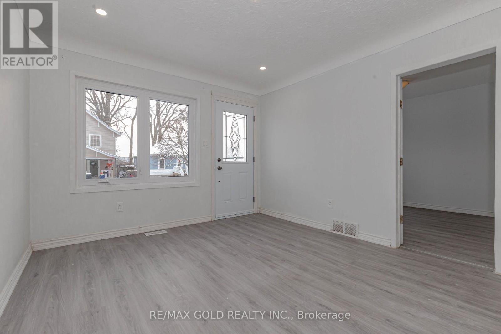 55 Hamilton Street, St. Catharines, Ontario  L2S 1K8 - Photo 3 - X12370049