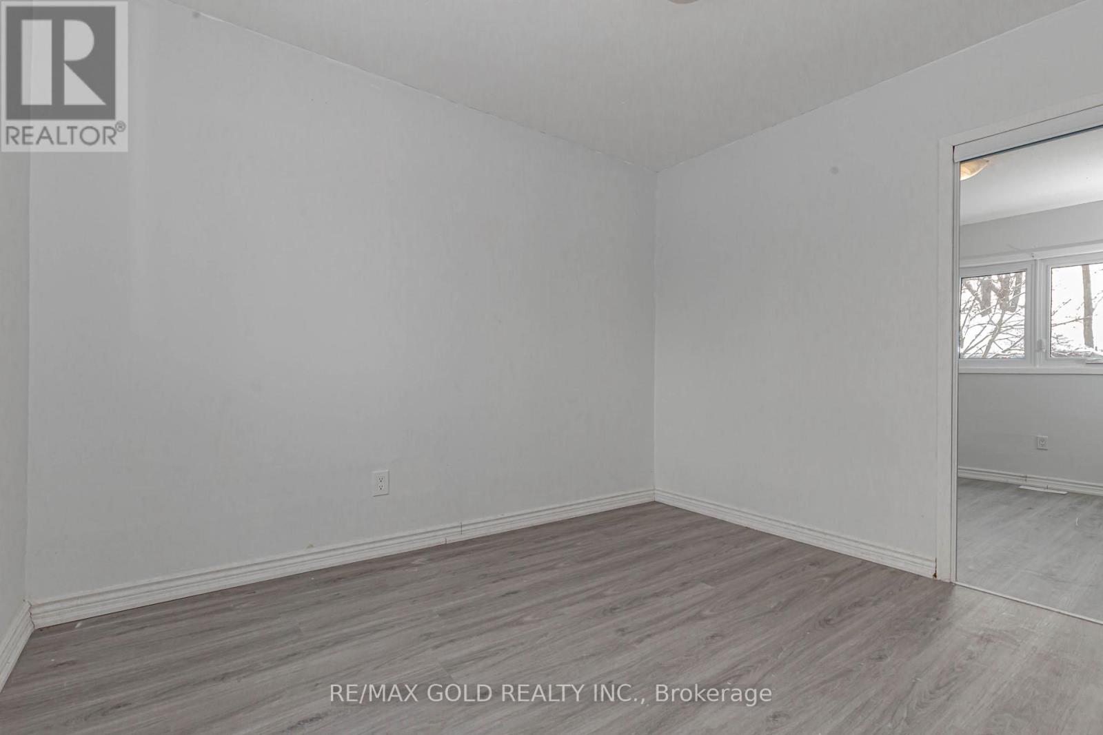 55 Hamilton Street, St. Catharines, Ontario  L2S 1K8 - Photo 7 - X12370049