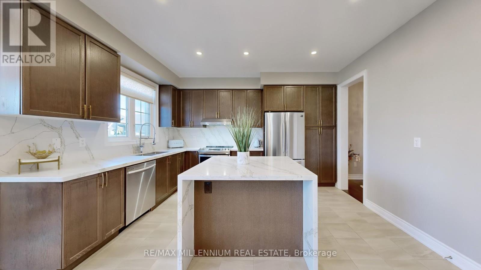 845 Langford Boulevard, Bradford West Gwillimbury, Ontario L3Z 4J2 - Photo 18 - N12366357