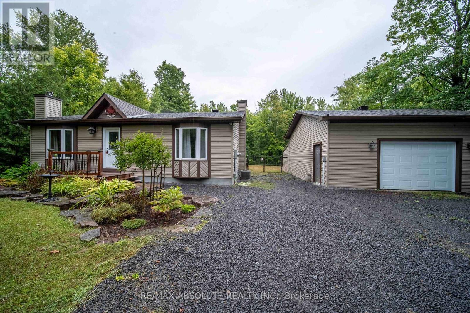 1127 Rollin Road, Clarence-Rockland, Ontario  K0A 3N0 - Photo 2 - X12370171