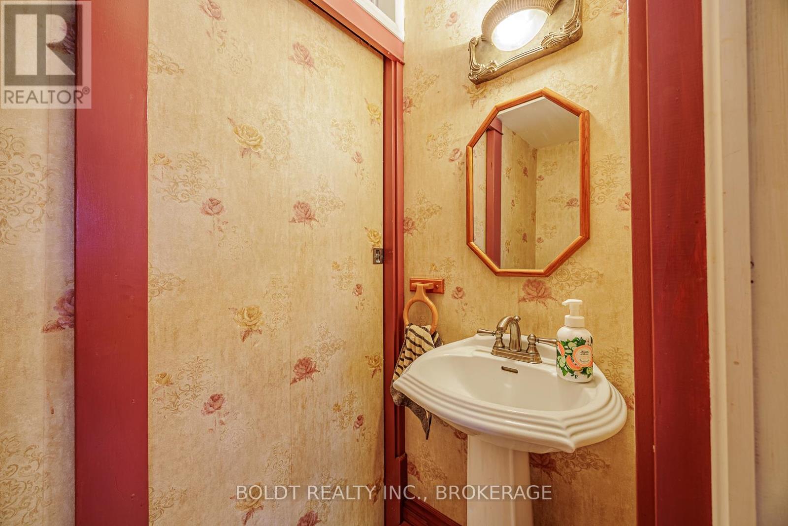 61 Welland Street S, Thorold (Thorold Downtown), Ontario  L2V 2B7 - Photo 16 - X12370169