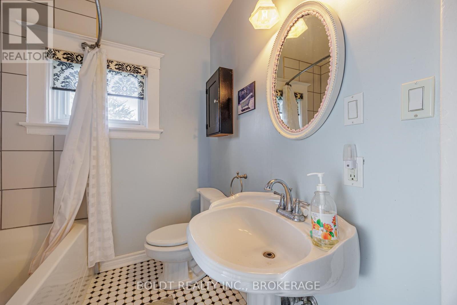 61 Welland Street S, Thorold (Thorold Downtown), Ontario  L2V 2B7 - Photo 19 - X12370169