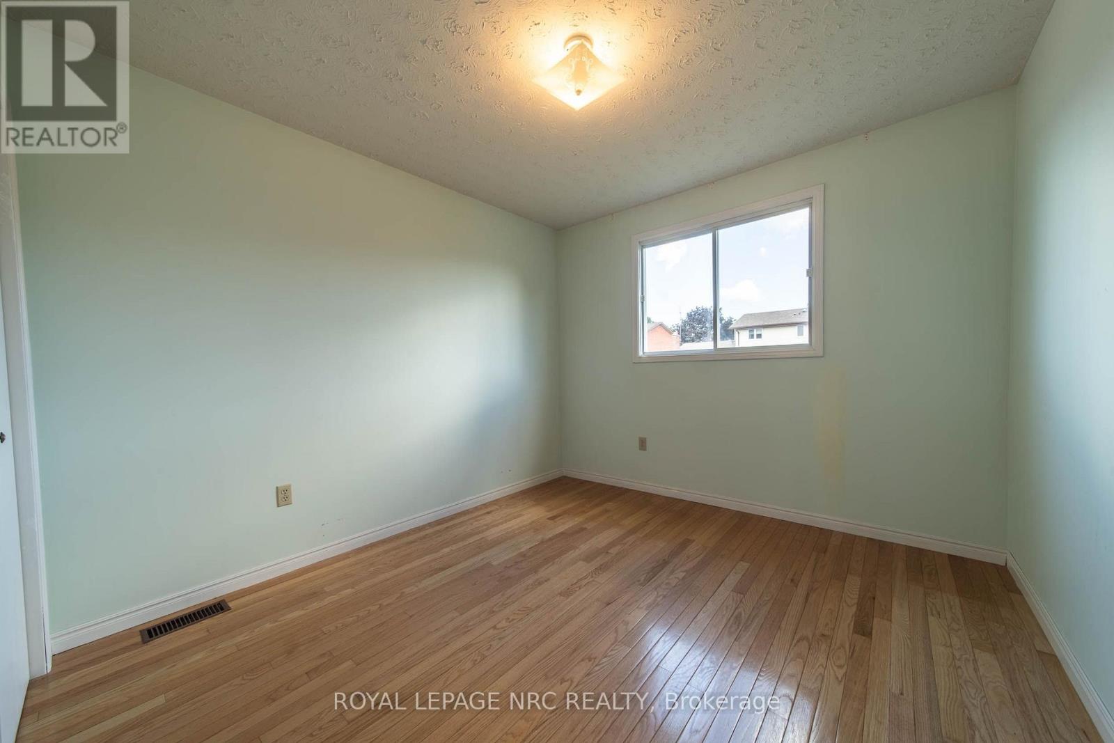 6399 Riall Street, Niagara Falls, Ontario  L2J 1Z4 - Photo 9 - X12370186