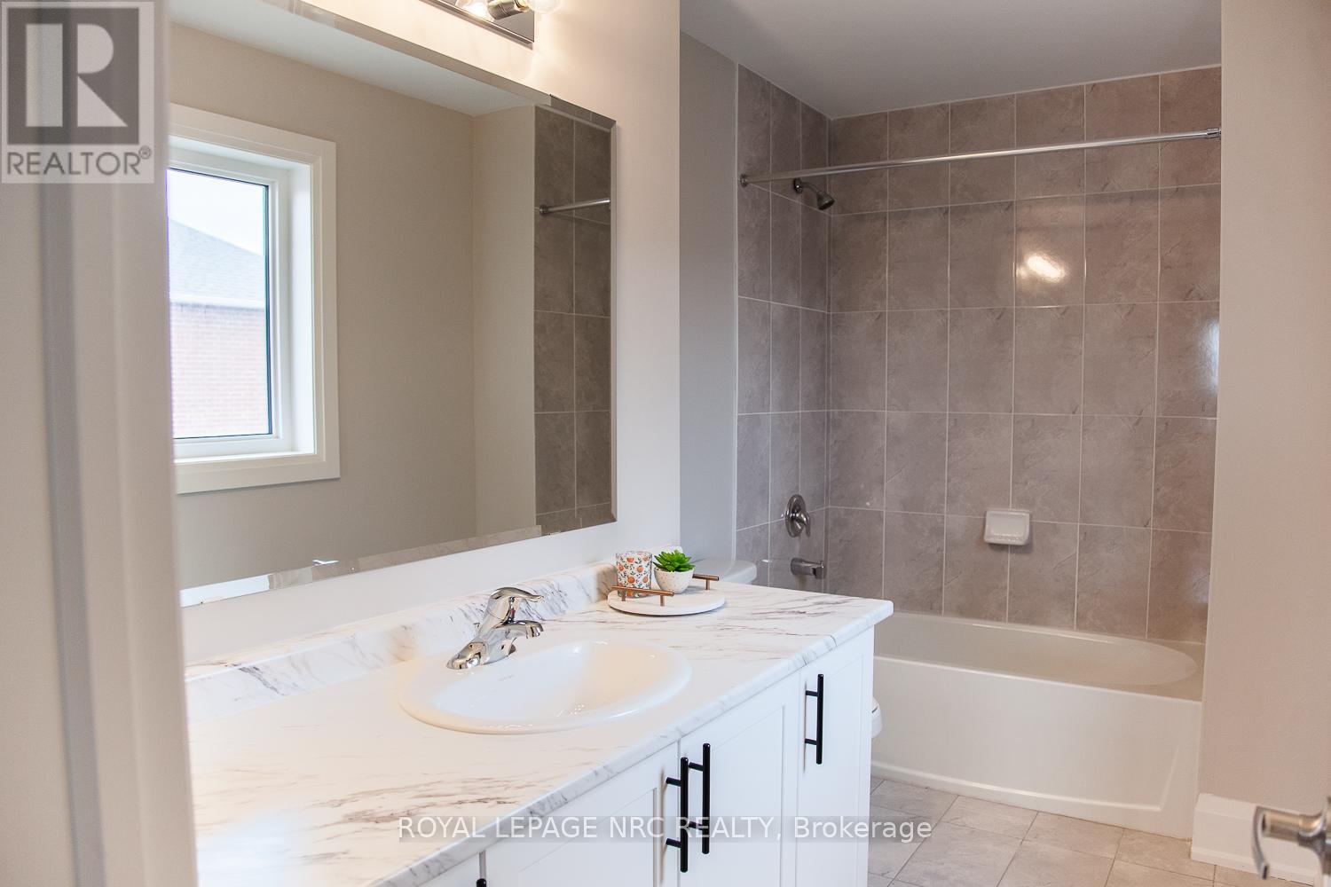 266 Palace Street, Thorold, Ontario  L2V 0N3 - Photo 29 - X12370219