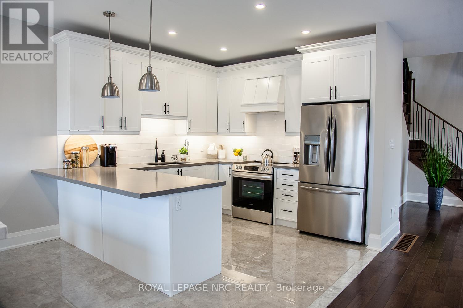 266 Palace Street, Thorold, Ontario  L2V 0N3 - Photo 6 - X12370219
