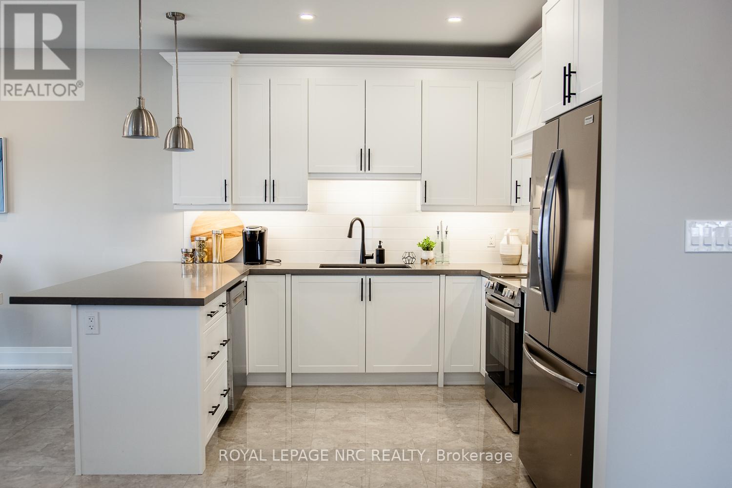 266 Palace Street, Thorold, Ontario  L2V 0N3 - Photo 8 - X12370219