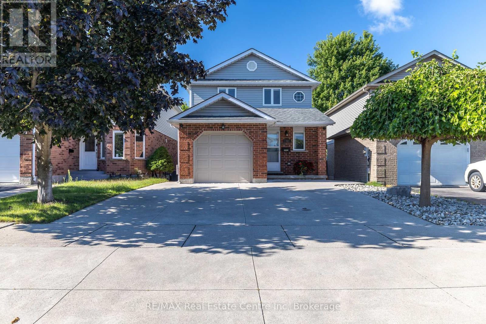 31 Bushmills Crescent, Guelph, Ontario N1K 1T6 - Photo 2 - X12370208