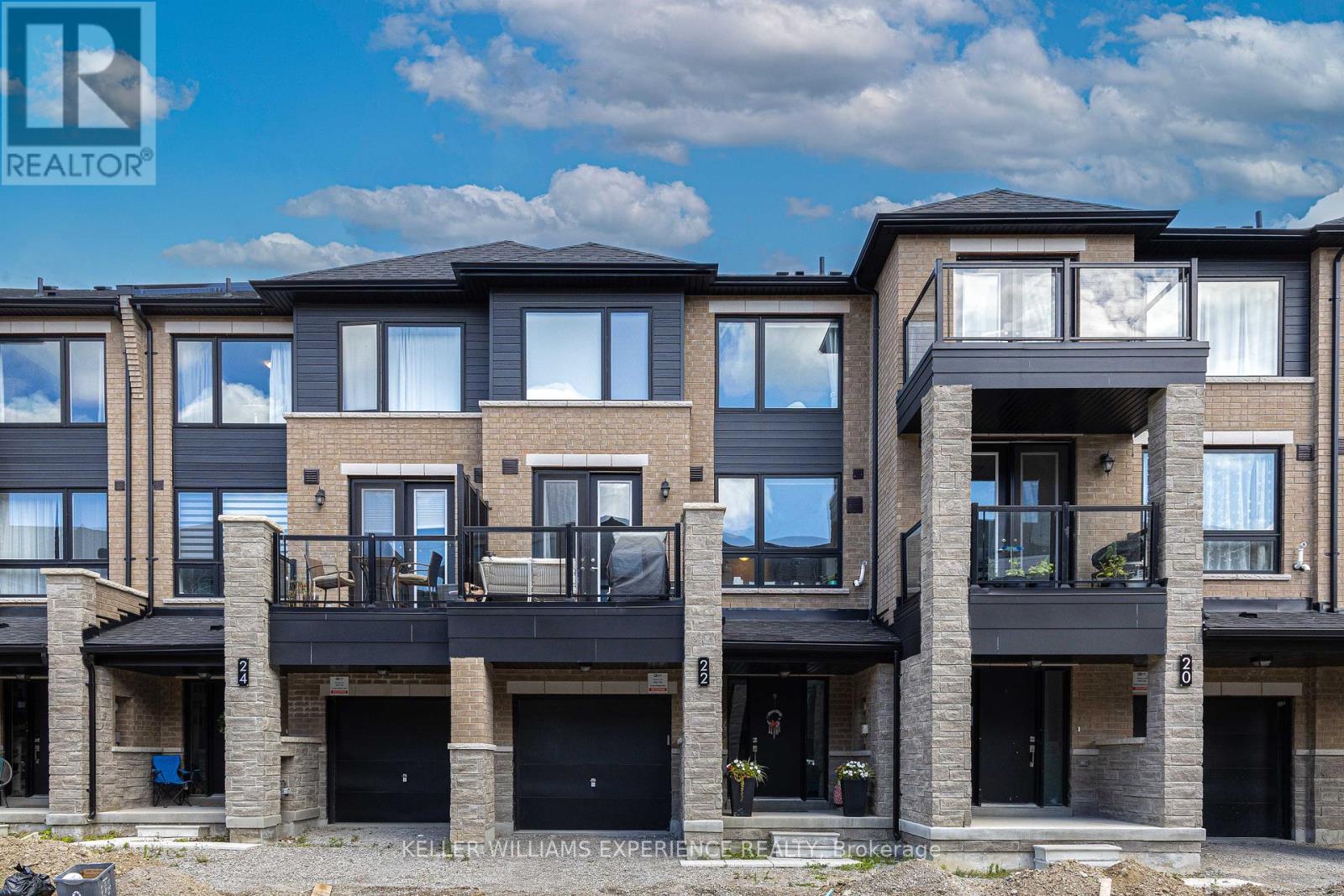 Barrie (Innis Shore) Row / Townhouse for sale:  2 bedroom 1,100 sq.ft. (Listed 2025-08-29)