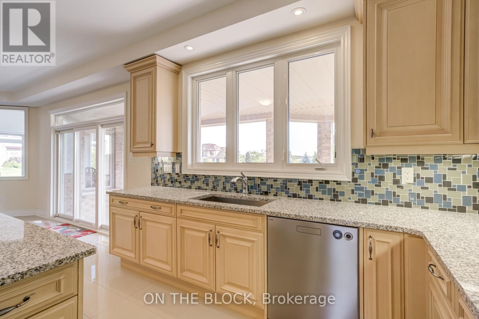 24 Whitewood Drive, Whitchurch-Stouffville, Ontario  L4A 1R9 - Photo 28 - N12363393