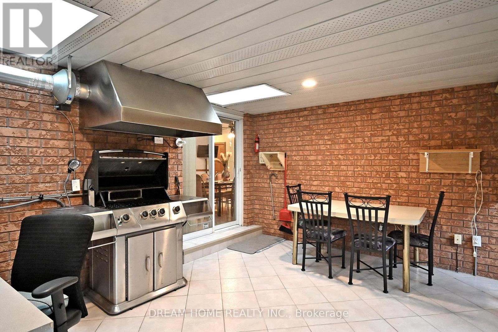 7737 Mount Carmel Boulevard, Niagara Falls, Ontario  L2H 2Y3 - Photo 11 - X12370246