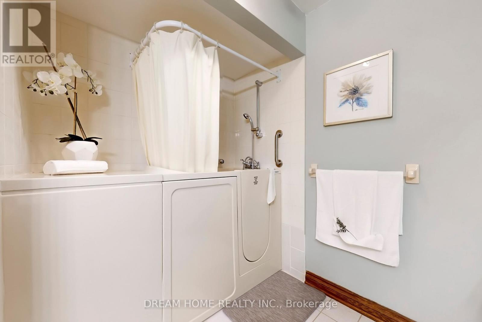 7737 Mount Carmel Boulevard, Niagara Falls, Ontario  L2H 2Y3 - Photo 23 - X12370246